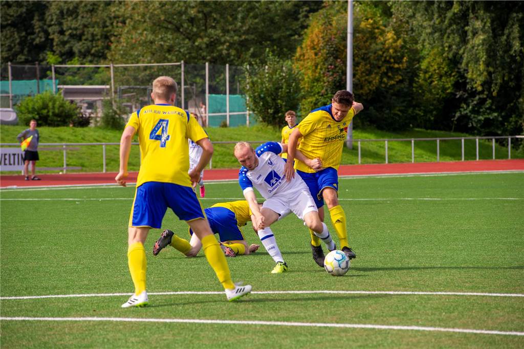 Mit einem spektakulären 7:2-Sieg gegen Adler Weseke hat sich der TuS Sythen zurückgemeldet und erstmals in dieser Saison gewonnen.