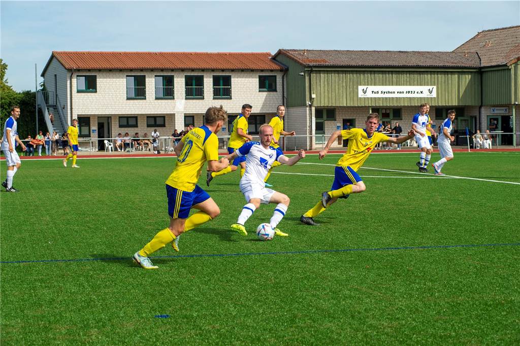 Mit einem spektakulären 7:2-Sieg gegen Adler Weseke hat sich der TuS Sythen zurückgemeldet und erstmals in dieser Saison gewonnen.