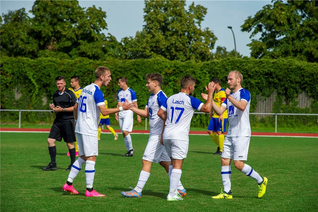 Mit einem spektakulären 7:2-Sieg gegen Adler Weseke hat sich der TuS Sythen zurückgemeldet und erstmals in dieser Saison gewonnen.