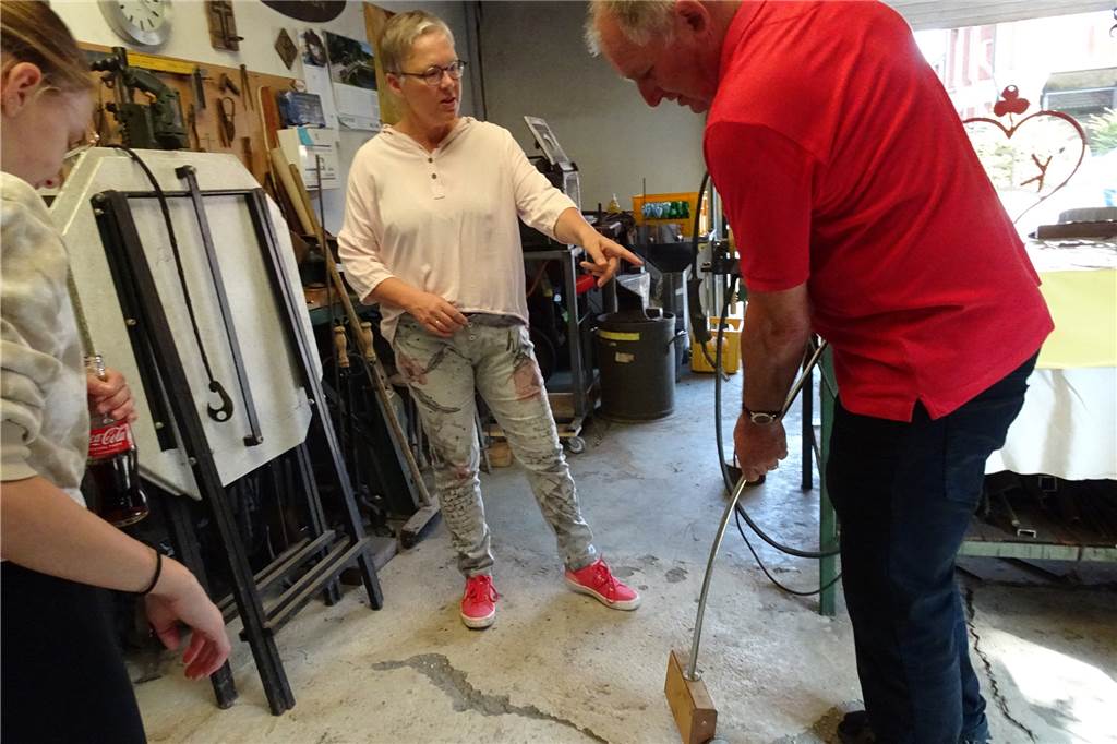 Kunstwerkstatt: Paul Engbers schmiedet kreative Ideen mit Jugendlichen Mit einem Spezialgerät sammelt Paul Engbers die Eisenspäne ein.