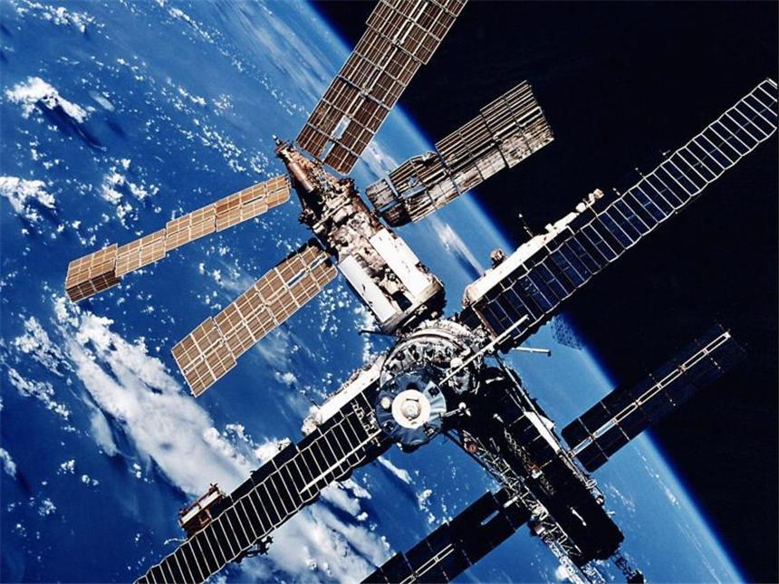 Raumstation «Mir»: Technische Großtat trotz erheblicher Mängel Mit einem ständig bewohnten Außenposten im All reagiert der Kreml 1986 auf den verlorenen Wettlauf zum Mond. Die Raumstation «Mir» liefert wichtiges Wissen für den Nachfolger ISS. Unter den mehr als 100 Besuchern des Himmelslabors sind auch vier Deutsche. Foto: Nasa/dpa/Archiv