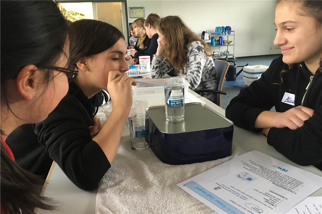 Wie aus Schülern kritische Käufer werden, die mit ihrem Geld haushalten Mit einem Strohhalm bringen Alina, Elif und Erjana beim Wasserseminar in Erfahrung, wie Wasser auch bergauf fließen kann.