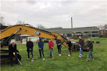 Mit einem symbolischen Spatenstich wurden die Bauarbeiten für den geplanten Anbau am Schermbecker Hallenbad gestartet. Mitte bis Ende des Jahres soll das geplante Lehrschwimmbecken fertig sein.