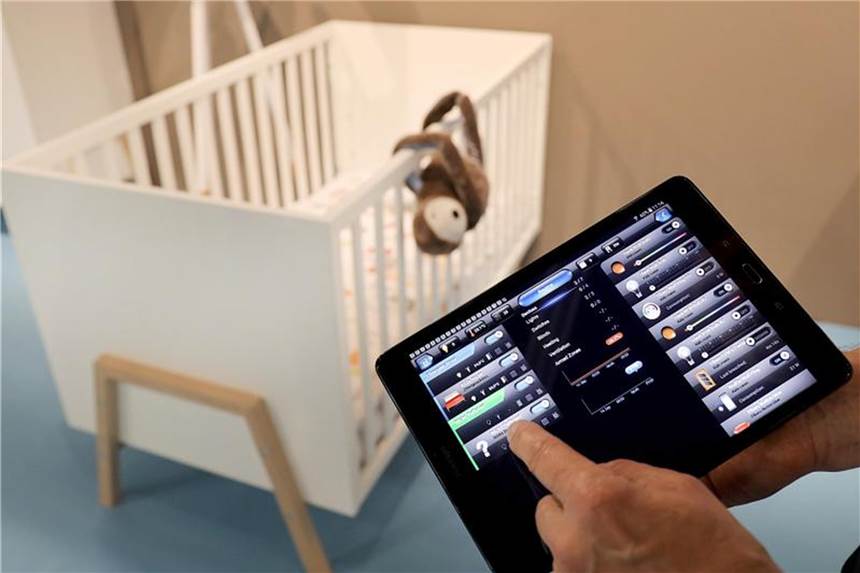 Messe „Kind+Jugend“ in Köln gestartet Mit einem Tablet steuert ein Hersteller auf der Messe „Kind+Jugend“ eine ditgitale Kamera für das Kinderzimmer. Foto: Oliver Berg