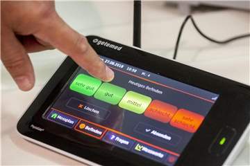 Mit einem Technik-Set konnten die an der Studie teilnehmenden Patienten Daten zur Charité senden: etwa EKG-Werte, Blutdruck, Gewicht und eine Einschätzung zu ihrem aktuellen Gesundheitszustand. Foto: Christoph Soeder