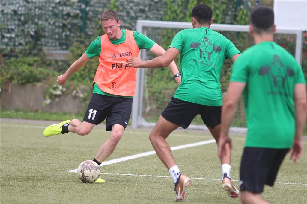 Frühstarter PSV Bork trainiert schon wieder Christian Voßschmidt spielt den Ball.