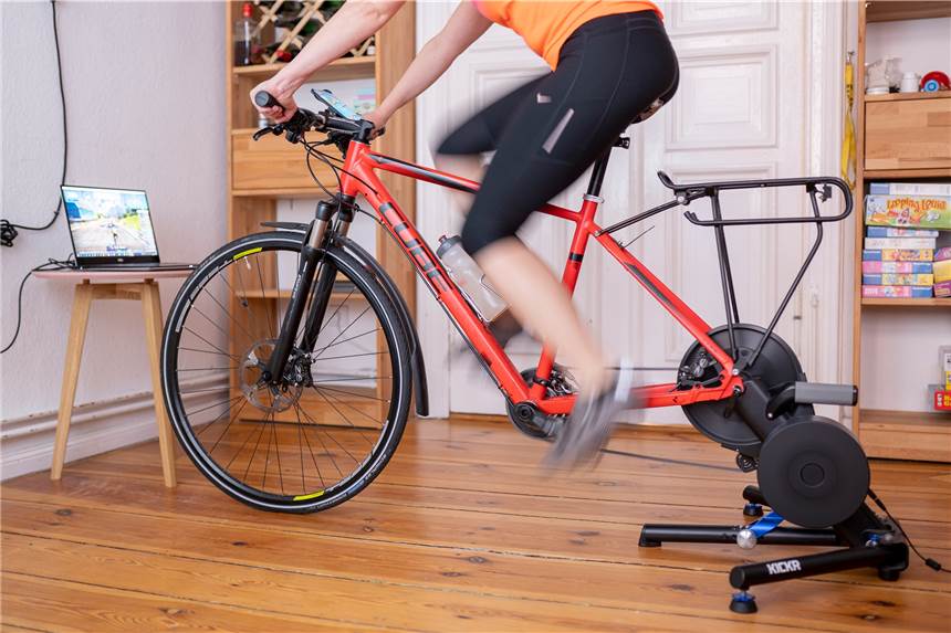 Home-Workout: So bleiben Sie auch zu Hause fit Mit einem vernetzten Fahrradergometer oder einem Rollentrainer kann man eine Figur durch eine virtuelle Umgebung radeln lassen.