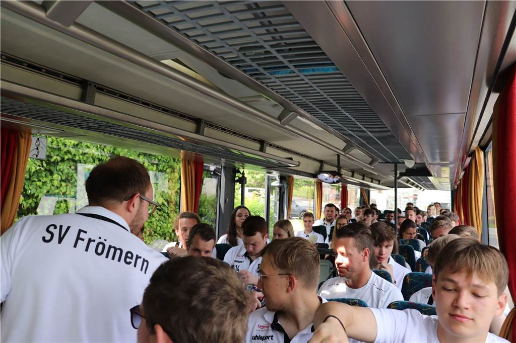SV Frömern feiert einen gelungenen Saisonabschluss - auch ohne Mario Basler Mit einem voll besetzten Bus ging es am Samstagmorgen los Richtung Osnabrück.