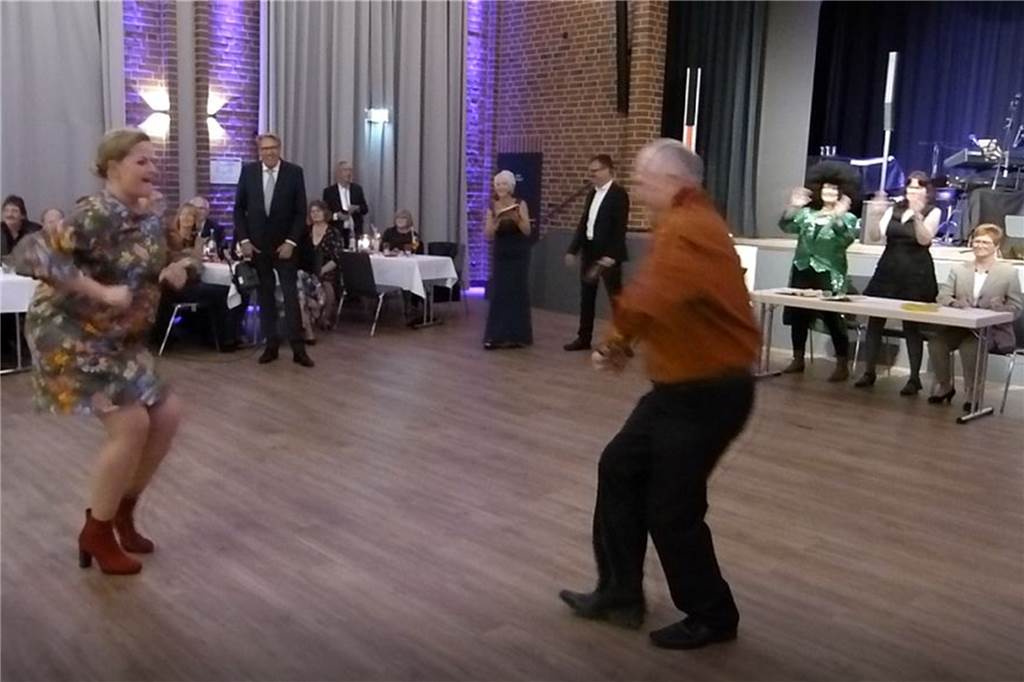 Tanz-Gala des Kunst- und Kulturvereins: „Tanzen ist hochaktuell“ Mit einem witzigen "Let's dance"-Teil punktete TheaterPur aus Olfen beim Publikum.