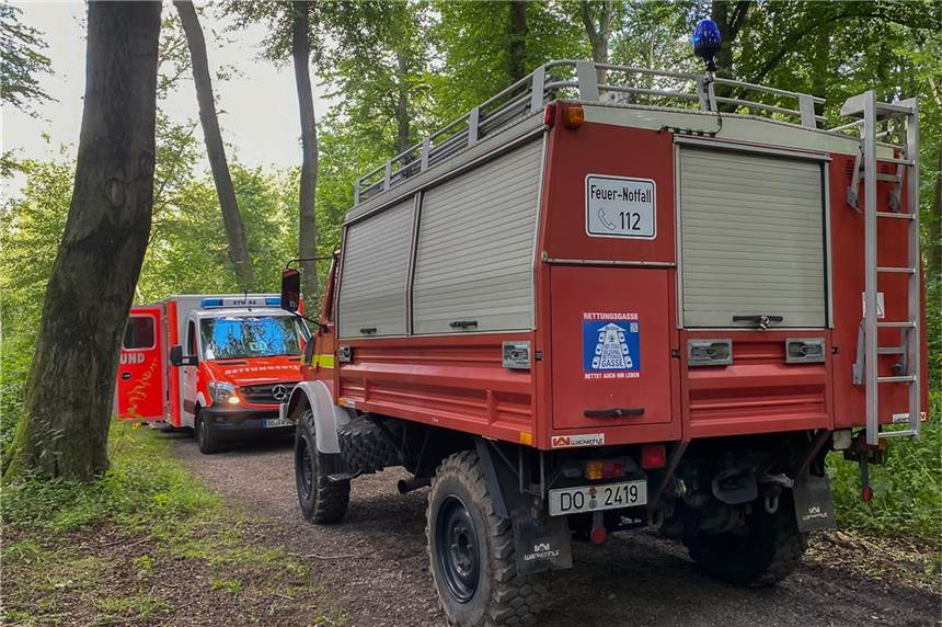 Rollstuhl kippte im Wald um: Feuerwehr findet Frau per Handy-Ortung Mit einen Allradfahrzeug holte die Freiwillige Feuerwehr Lütgendortmund die umgestürzte Rollstuhlfahrerin aus dem Dellwiger Wald.