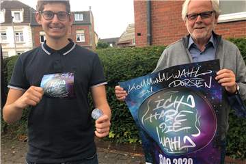 Mit einer besonderen Aktion tritt der Altbürgermeister der Stadt, Lambert Lütkenhorst, zusammen mit Vertretern von Jugendorganisationen auf die Jungwähler in Dorsten zu. Sportmitarbeiter Niklas Berkel stellt mit ihm zusammen die Werbemittel vor.