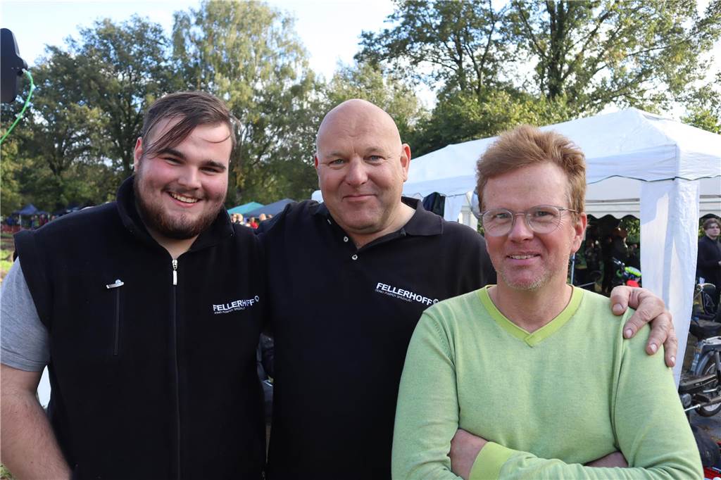 Mofarennen „Aufm Maisfeld links“: Bierdose ersetzte kurzerhand Endrohr Mit einer Bierdose als Not-Auspuff landeten die Dorstener Luca Fellerhoff, Stefan Fellerhoff und Hans Muth überraschend auf dem 3. Platz, gemeinsam mit dem Kermit Racing-Team.