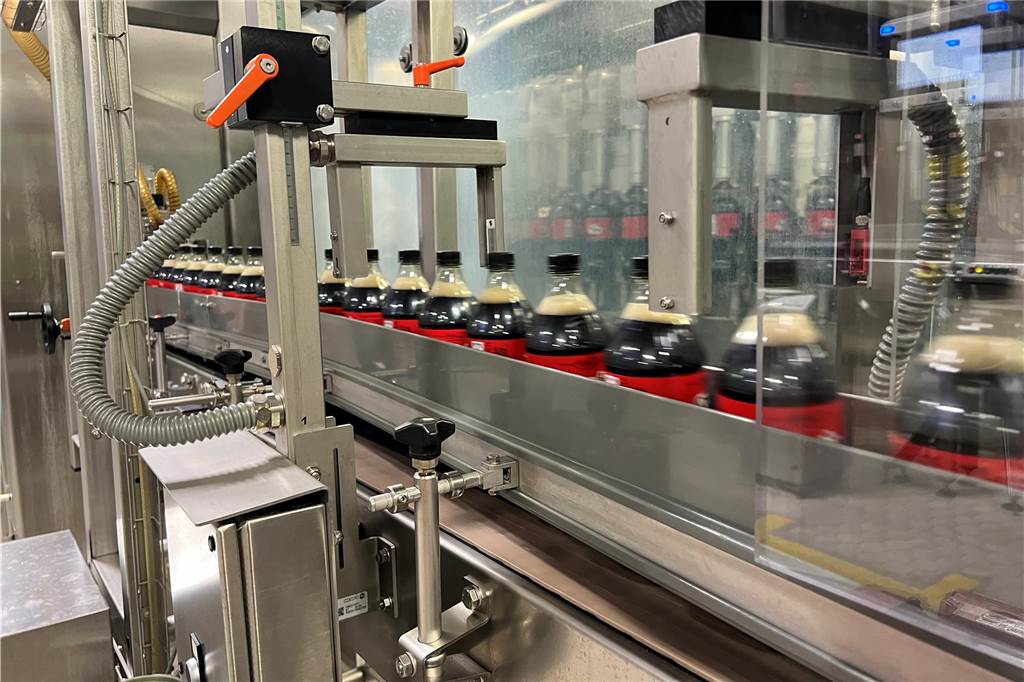 Coca-Cola betreibt in Dorsten viel Aufwand für neue 0,85-Liter-Flasche Eine der sechs Produktionslinien füllt die Flaschen in der neuen Größe ab.
