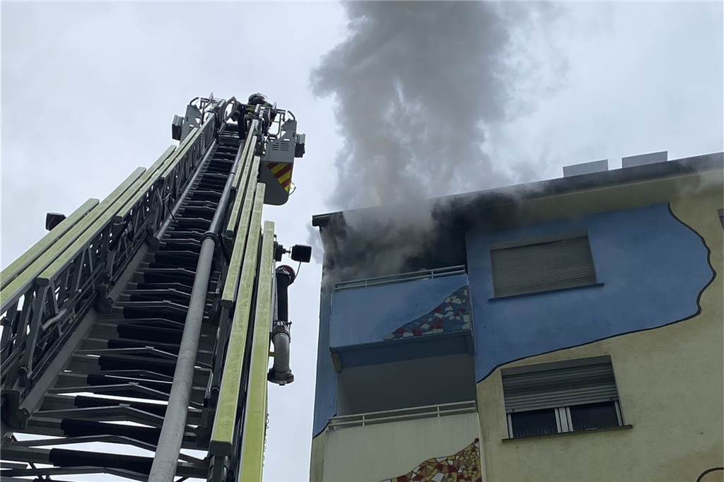 Polizei rätselt um Leiche in Brandwohnung: Identität ist weiter unklar Mit einer Drehleiter bekämpfte die Feuerwehr den Brand von außen.