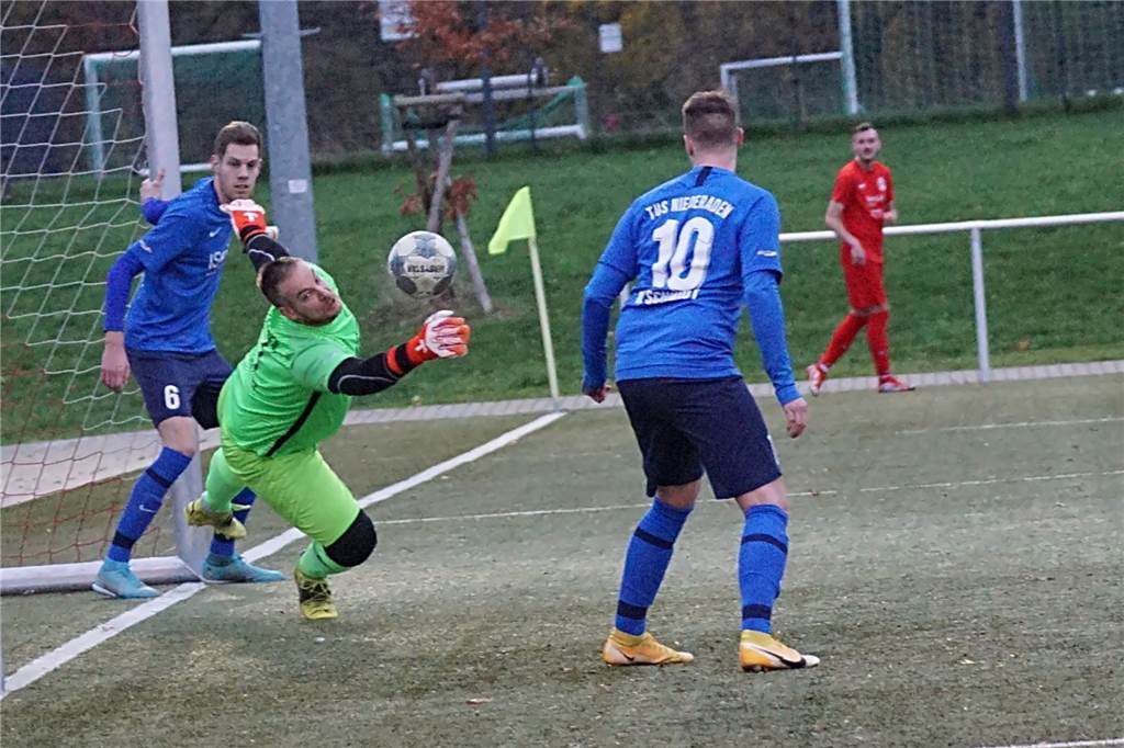 Matthias Lage rettet RW Unna in der Nachspielzeit das Remis Mit einer Glanzparade nach Kopfball von Tim Buschhaus bewahrt der TuS-Keeper Marcel Möller (2.v.l.) sein Team vor dem 2:3-Rückstand.