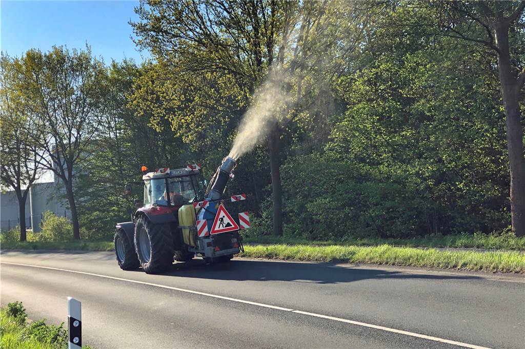 Eichenprozessionsspinner: Stadt Werne zieht durchmischtes Fazit für 2020 Mit einer großen Spritzkanone ging die Straßenmeisterei Unn an der Stockumer Straße gegen den Eichenprozessionsspinner vor. Möglicherweise fand die Aktion aber zu spät statt.