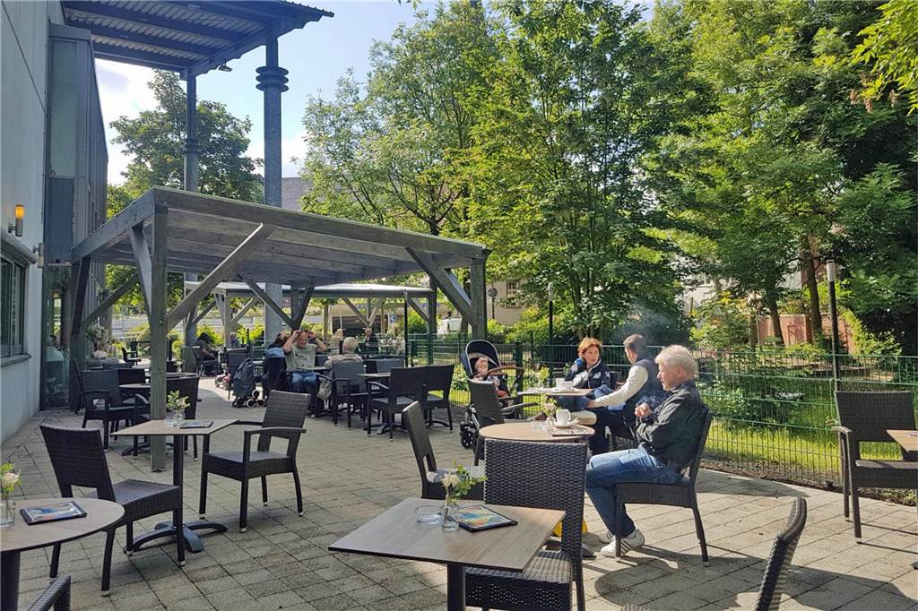 Mit einer großzügigen Terrasse lädt die Bäckerei Hosselmann zum Verweilen ein.