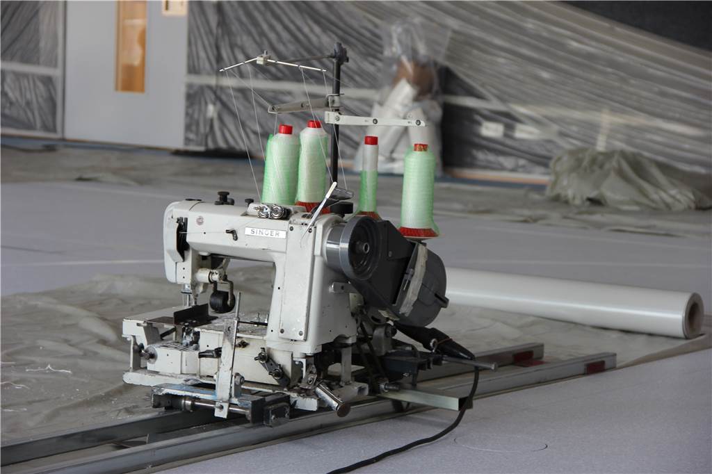 Dorfgemeinschaftshaus Capelle ist fast fertig und eröffnet doch später Mit einer Industrie-Nähmaschine wird zurzeit der Kunstleder-Trennvorhang für die Sport- und Veranstaltungshalle zusammengenäht.