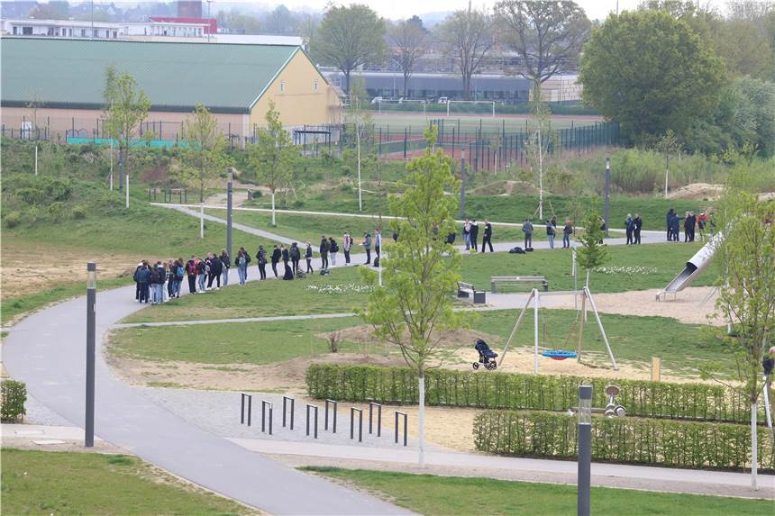 Schüler-Demo gegen Ukraine-Krieg: Hört die Jüngsten in der Gesellschaft an Mit einer Menschenkette haben die Schülerinnen und Schüler des Städtischen Gymnasiums in Selm gegen den Krieg in der Ukraine protestiert.