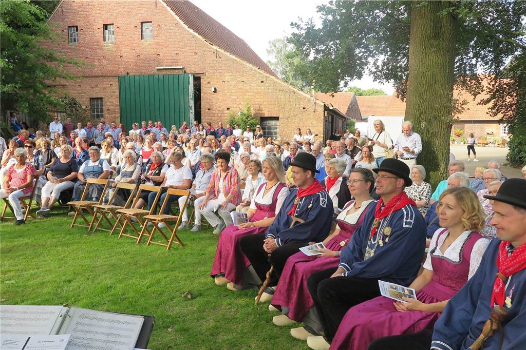 Trachtenschützen stimmen sich ein: Nach fünf Jahren endlich wieder Schützenfest Trachtenschützen bei der Messe