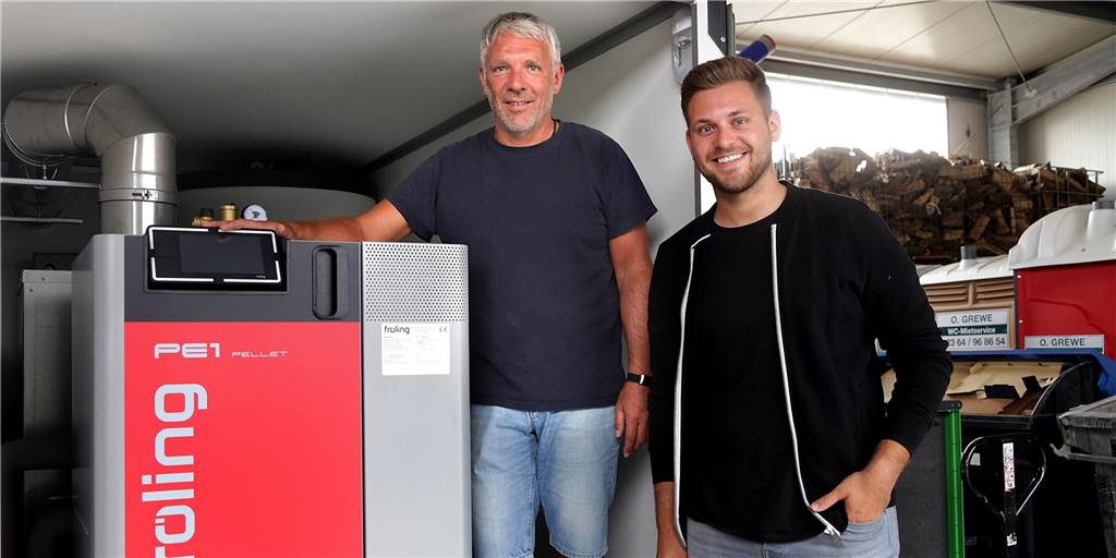 Damit Kunden nicht frieren: Halterner Betrieb baut mobile Pelletheizung Mit einer mobilen Pelletheizung wollen Andreas Fiehe (l.) und Sohn Jan bei Lieferschwierigkeiten von Heizsystemen für eine Zwischenlösung sorgen.