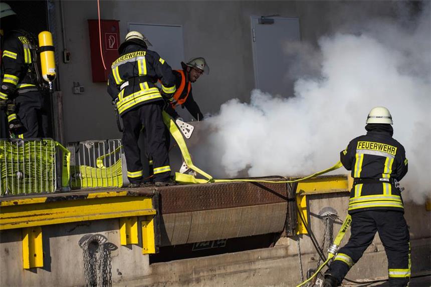 Feuerwehr Werne meisterte eine schwierige Übung Mit einer Nebelmaschine simulierte die Feuerwehr die Verrauchung bei einem Brand.