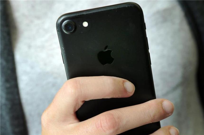 Apple will Knacken von iPhones erschweren Mit einer neuen Funktion macht es Apple Sicherheitsbehörden noch schwerer, an die Daten eines iPhones zu gelangen. Foto: Fernando Gutierrez-Juarez