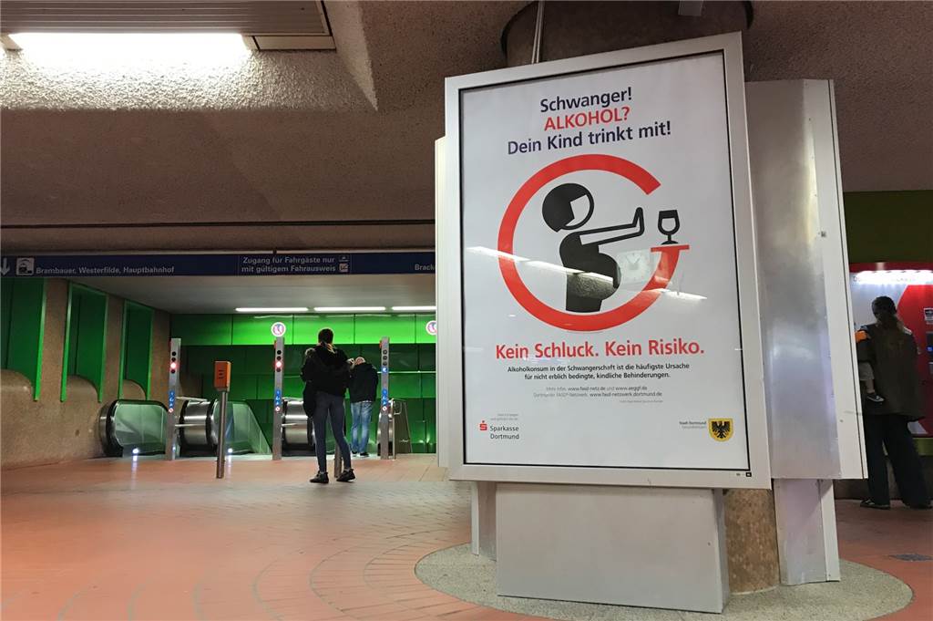 Warnung vor Alkohol in der Schwangerschaft: Schon ein Schluck kann eine Behinderung auslösen Mit einer Plakat-Kampagne hat das Dortmunder Gesundheitsamt auf die oft unterschätzten Gefahren durch den mütterlichen Alkoholkonsum in der Schwangerschaft aufmerksam gemacht. Die Plakate hingen unter anderem in der U-Bahn-Station Kampstraße.
