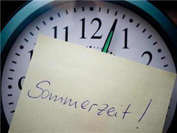Mit einer positiven Einstellung und ohne Mittagsschlaf kommt man gut in die «Sommerzeit». Foto: Patrick Pleul