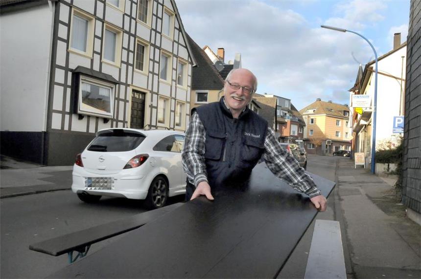 Reichshofstraße verwandelt sich in lange Tafel Mit einer Reihe von 150 Tischen füllen will Dirk Hanné die Reichshofstraße bei der Veranstaltung "Kultur Ruhr 2015" am 23. August. Die Flaniermeile zwischen Grüner Weg und Schlossstraße wird solange für den Verkehr gesperrt.
