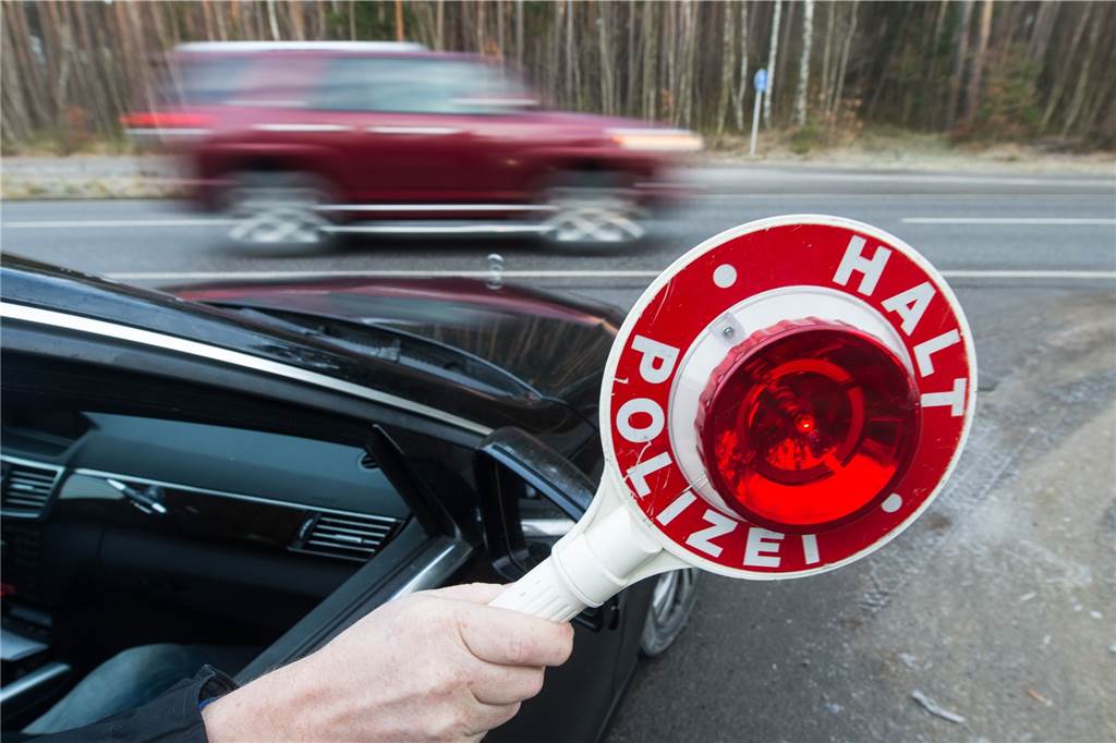 Falscher Polizist führt Verkehrskontrolle bei Schwerter Autofahrer durch Mit einer roten Kelle wurden die Geschädigten zum Anhalten aufgefordert. Nur handelte es sich dabei nicht um einen echten Polizisten. (Symbolfoto)