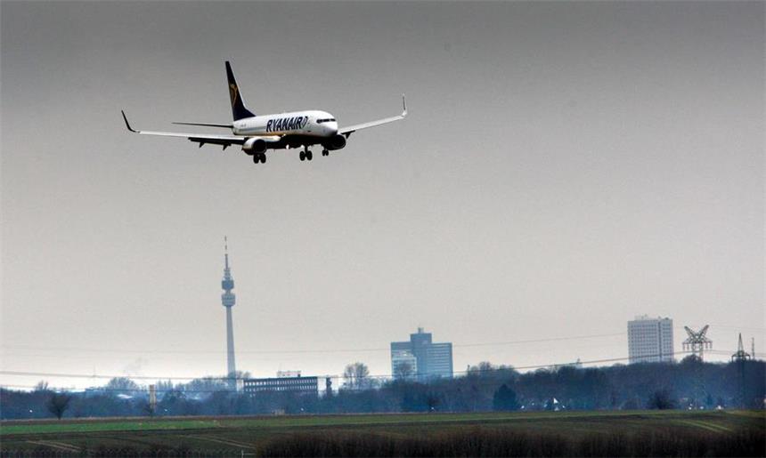 Drogenkurier flog mit 10 Kilo Marihuana nach Dortmund Mit einer Ryanair-Maschine landete der Drogenschmuggler im September 2015 am Dortmunder Flughafen.