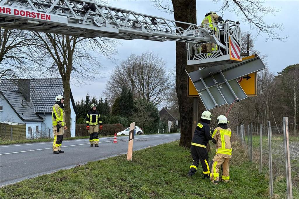 Sperrung bei Sturmeinsätzen: Feuerwehr sicherte Baum und Verkehrsschild Mit einer Säbelsäge wurde das Verkehrsschild abgeschnitten.