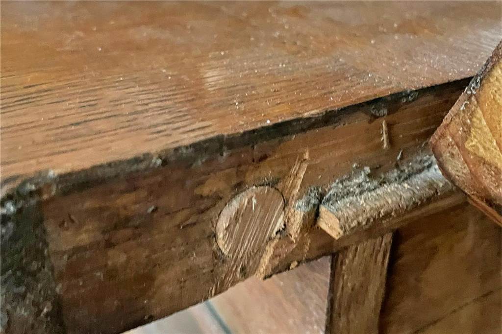 Mit einer Säge haben die Täter den Tisch durchgeschnitten.