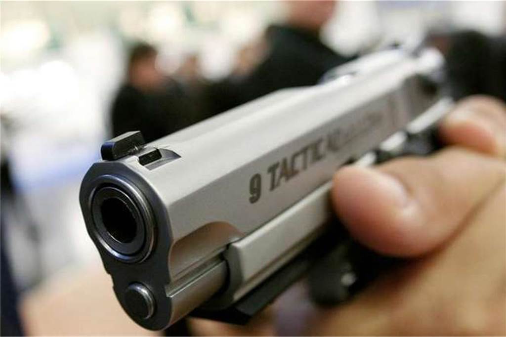 Überfall mit Waffe auf K+K-Supermarkt: Bargeld gestohlen silberne Pistole