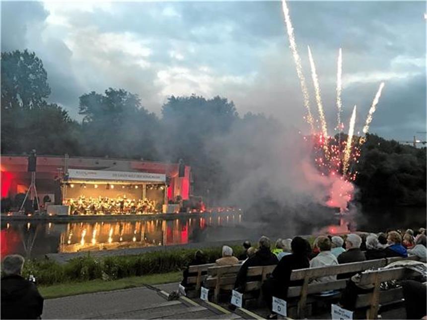 „Klangvokal“ endete mit einer spanischen Nacht Mit einer „Spanischen Nacht“ auf der Seebühne im Dortmunder Westfalanpark und einem Feuerwerk endete das Festival Klangvokal.