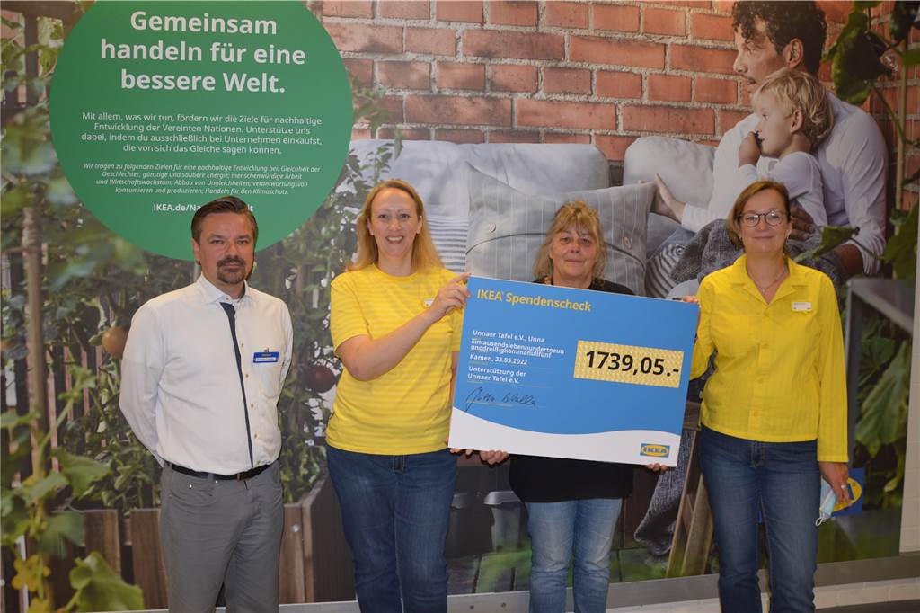 Ulrike Trümper: „Ich will nicht, dass uns Rentnerinnen ihr letztes Geld bringen“ Mit einer Spende unterstützt der schwedische Möbelriese Ikea am Standort in Kamen die Unnaer Tafel. Diese wird Lebensmittelgutscheine kaufen. Das Bild zeigt (v.l.) Ikea-Restaurantchef Patrick Czulak, Melanie Wenzel (Marketing Ikea Kamen), Ulrike Trümper (Leiterin Unnaer Tafel) und Jutta Iskalla, Einrichtungshauschefin Ikea in Kamen.
