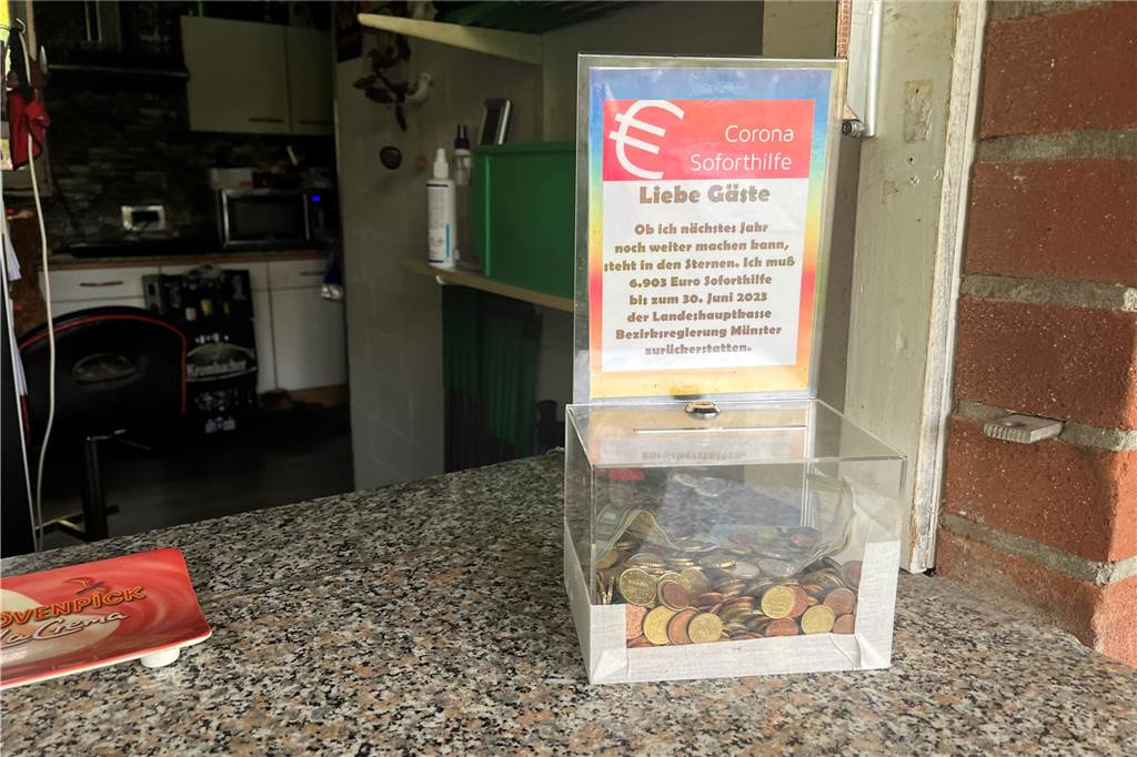 Kurz vor dem Aus: Corona-Rückzahlungen geben Minigolf-Anlage den Rest Mit einer Spendenbox versuchen die Inhaber der Minigolf-Anlage, ein wenig Geld für die Corona-Rückzahlungen einzunehmen.