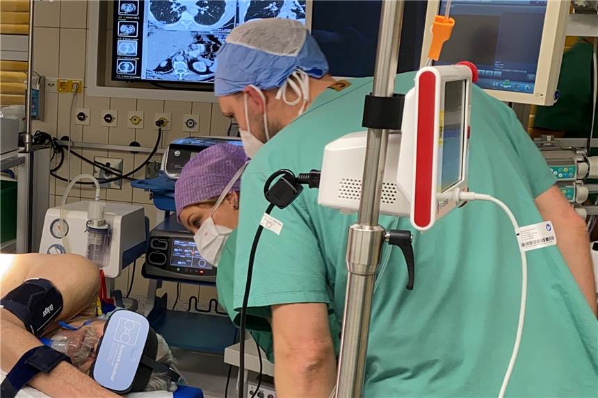 Mit einer Virtuell-Reality-Brille kann sich der Patient während des Eingriffs an der Lunge ablenken.