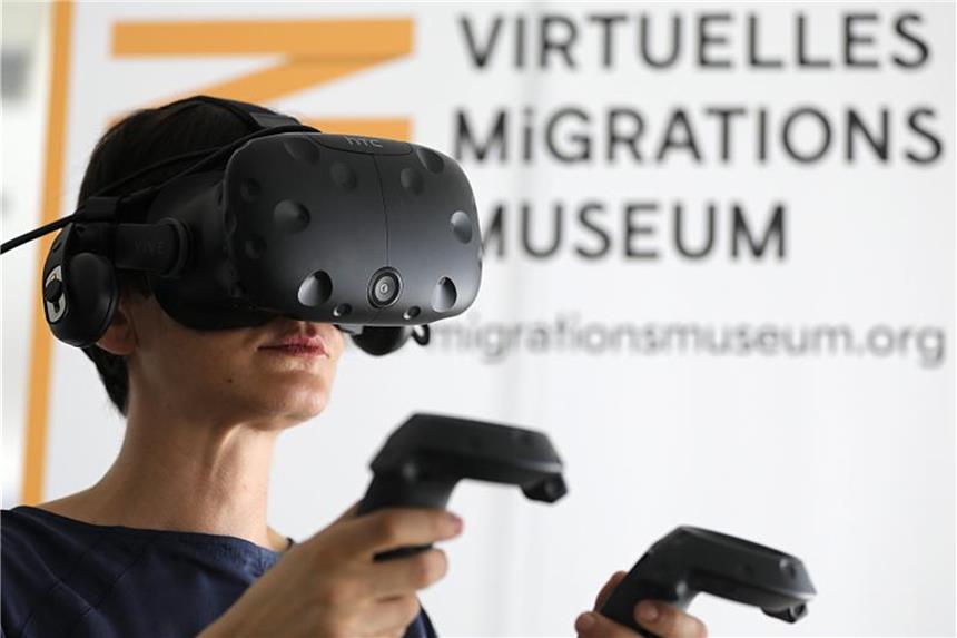 Online-Museum über deutsche Einwanderungsgeschichte Mit einer VR-Brille im „virtuellen Migrationsmuseum“. Foto: Oliver Berg
