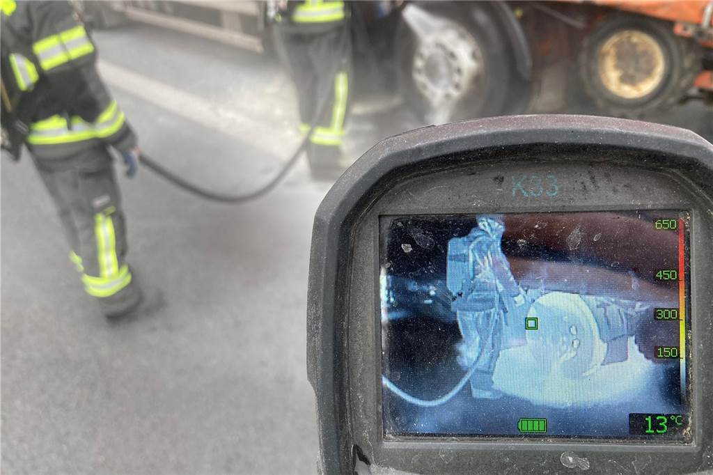 Brennender Lastwagen auf A1: Feuerwehr und Polizei eilten zum Einsatz auf der Autobahn Mit einer Wärmebildkamera kontrollierte die Feuerwehr den Lastwagen.