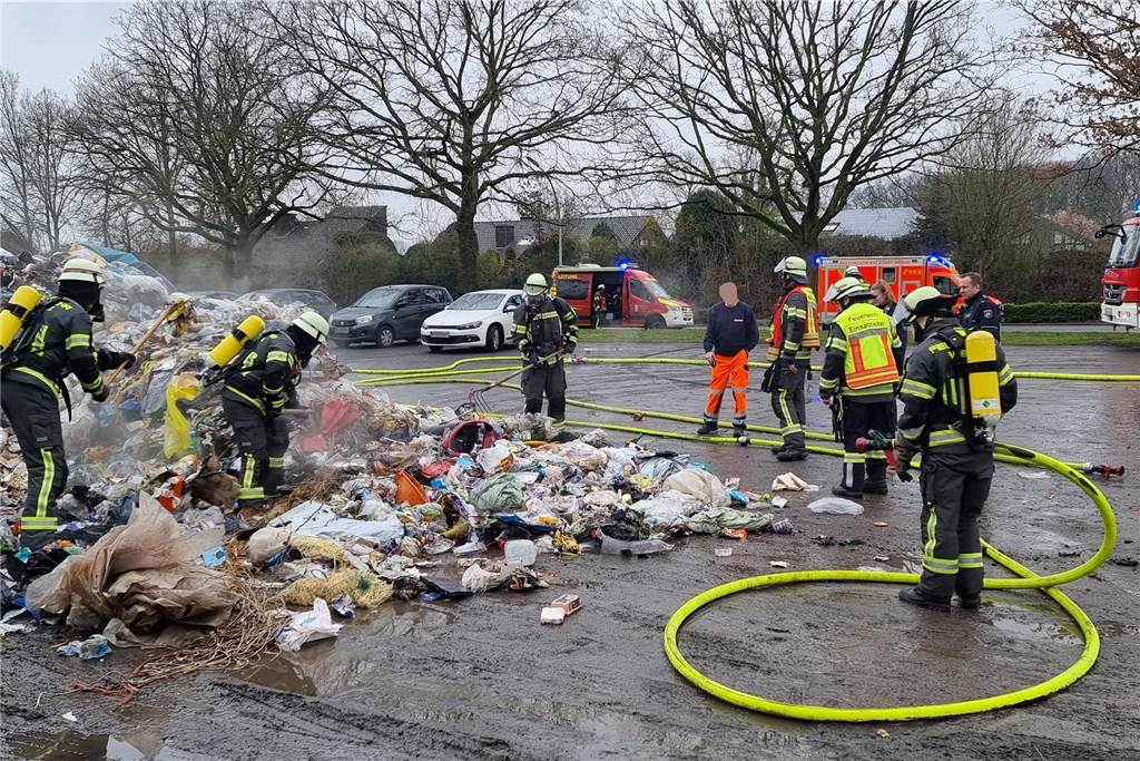 Müllwagen brannte in Werne-Stockum : Drei Atemschutztrupps im Einsatz Mit einer Wärmebildkamera suchten die Feuerwehrleute den gelöschten Müllberg ab, um weitere Glutnester ausmachen zu können.