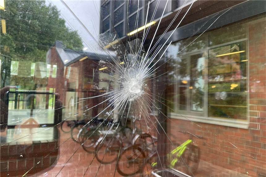 Nächtliche Schüsse auf die Gesamtschule Wulfen Mit einer Waffe haben Unbekannte in der Nacht zu Mittwoch zwölf Scheiben an der Gesamtschule Wulfen zerstört.