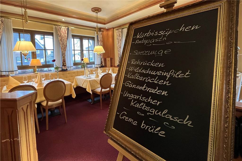 Gerüchte um Traditions-Restaurant in Castrop-Rauxel Eine Wochenkarte zeigt aktuelle Speisenangebote.