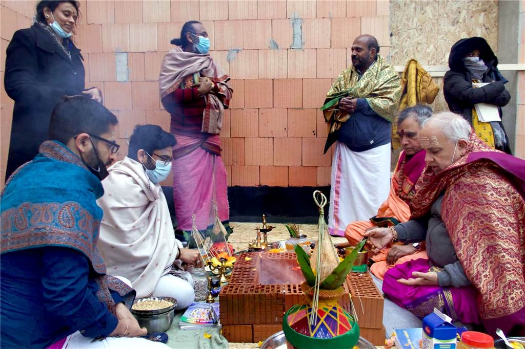 Keine Bauruine: Männer aus Indien sollen Schwertes Prachtbau vollenden Mit einer Zeremonie eröffnete der Schwerter Hindu-Priester Jeyanthinatha Sivasamykurrukkal mit Kollegen aus umliegenden Städten den Beginn des Tempel-Ausbaus.