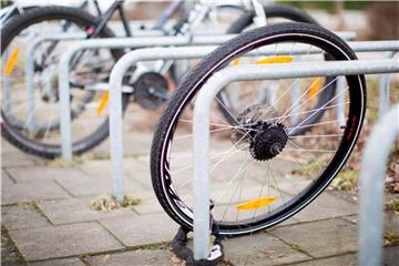 Mit einer Zusatzklausel können sich Radfahrer über die Hausratversicherung auch gegen Fahrraddiebstähle im öffentlichen Raum absichern. Foto: Martin Gerten