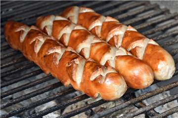 Mit einfachen Tricks gelingt auch Ihnen die perfekte Bratwurst vom Grill.