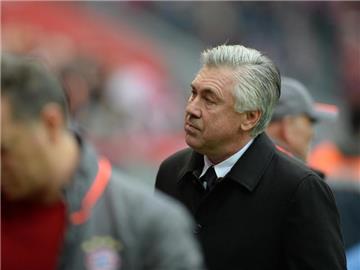 Mit einigen wenigen Worten auf deutsch und englisch hat sich Carlo Ancelotti vom FC Bayern München verabschiedet. Foto: Andreas Gebert