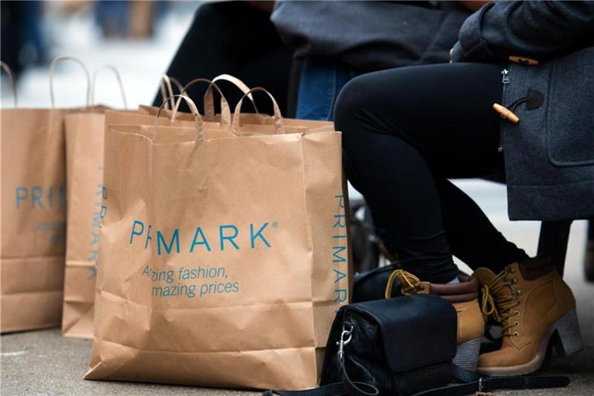Primark expandiert in weitere deutsche Städte Mit Einkaufstaschen der Modekette Primark sitzen mehrere Frauen auf einer Bank. Foto: A. Burgi/Archiv