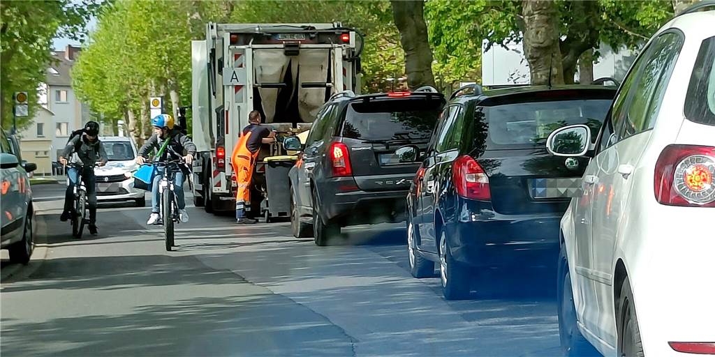 Panne beim Kreis: Gelbe Tonnen in Schwerte am Donnerstag nicht geleert Mit eintägiger Verspätung wurden die Gelben Tonnen in Schwerte am Freitag (13.5.) dann doch noch von der GWA geleert. An vielbefahrenen Stellen wie hier an der Ostberger Straße sorgte das für Staus.